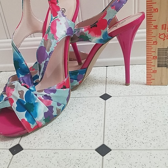 Heels - Picture 3 of 7